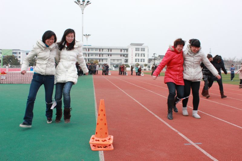 我校举办“魅力女性 快乐巾帼”趣味运动会