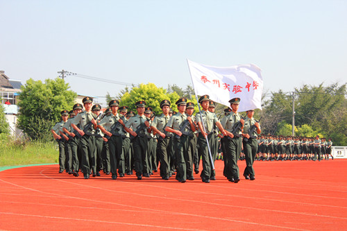 我校军训方阵向全校师生汇报训练成果