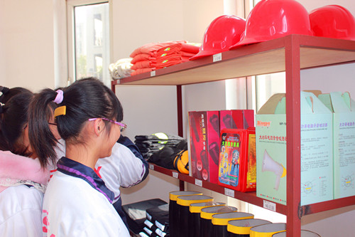 我校学生代表参观消防体验馆_德育活动_德育