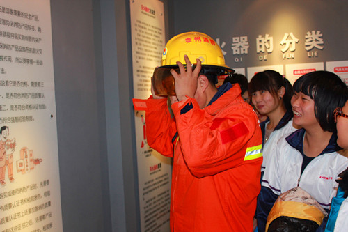 我校学生代表参观消防体验馆_德育活动_德育