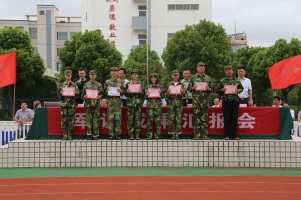 我校隆重举行2018级高一新生军训汇报会