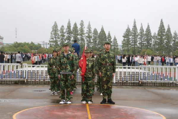 泰州实验中学举行庆祝中国人民解放军海军暨渡江战役70周年升国旗仪式
